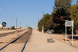 A estação de Cook não é mais usada, mas é uma das principais paradas onde os trens de carga e passageiros abastecem combustível diesel e água