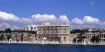 Дворец Долмабахче, вид с пролива Босфор