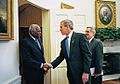 Angolan presidentti Jose Eduardo dos Santos Yhdysvaltain presidentin George W. Bushin kanssa Valkoisessa talossa vuonna 2004