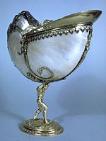 'Nautilus Kupası. Saray ziyafetlerinde kullanılan bu içki kabı, Atlas'ı sırtında deniz kabuğundan kabı tutarken tasvir ediyor.[13] The Walters Art Museum