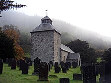 Gebäude mit umgebendem Friedhof