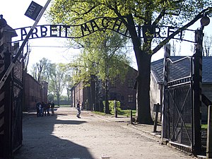 Entrada al campo de concentración de Auschwitz, donde se puede leer "El trabajo hace libre".