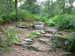 Les vestiges du Tombe de l'inconnu, près de la grotte aux ossements.