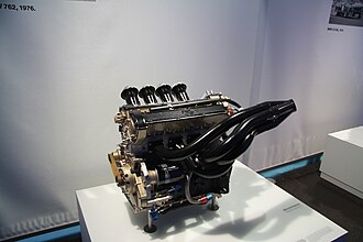 BMW・M12/7エンジン（1976年。M12/6の発展形）。M12系のエンジンはF2クラスのフォーミュラで計150勝以上を挙げ、6つの選手権タイトルを獲得した[W 5]。