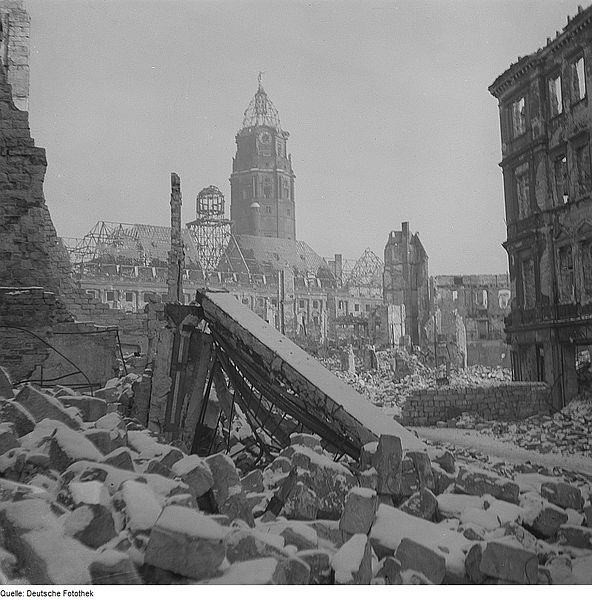 Ruine des Neuen Rathauses (nach dem 17. September 1945)