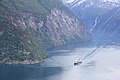 Hurtigruten pelje mimo stare fjordske kmetije Lundaneset