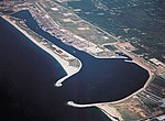 Porto di Gioia Tauro, decimo porto più grande d'Europa[4], e centro principale del Mediterraneo.