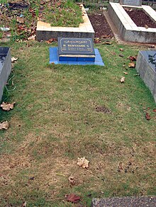 http://upload.wikimedia.org/wikipedia/commons/thumb/9/95/Grave_of_Benyamin_Sueb%2C_Karet_Bivak_Cemetery.jpg/220px-Grave_of_Benyamin_Sueb%2C_Karet_Bivak_Cemetery.jpg