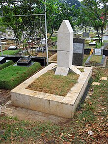 Sebuah makam, dengan obelisk besar di bagian tengah