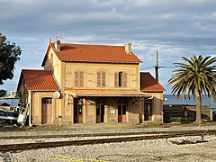 Le bâtiment voyageur en mars 2010 côté voies.