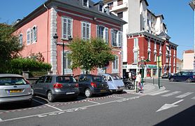 Immeubles de la couleur rose vif propre à l'architecture traditionnelle de la ville.