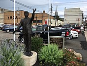 Статуя Джона Ф. Кеннеди в Питтстоне, Пенсильвания.jpg