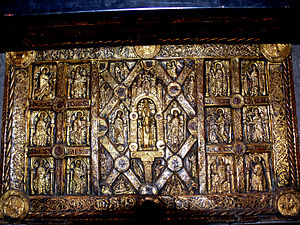 Nedst på frontalet på det gylne altaret Lisbjergaltaret i Danmark er det ein bord i urnesstil.