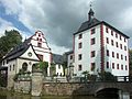 Schloss (Schloss Kochberg) mit Wassergraben und zugehörigen Brücken,