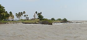 La pointe des Roches (l'image est prise depuis un bateau sur l'estuaire du fleuve Kourou).