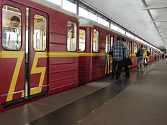 De jubileumtrein voor 75 jaar metro in het station op 15 mei 2010