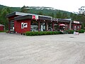 Den tidligere suvernirbutikken og motellet på sørsiden av Saltfjellveien og Kafébygningen. Foto: Magne Aga (12. juli 2007)