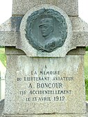 Monument érigé le 12 octobre 1913 en la mémoire du lieutenant aviateur A. Boncour[41].