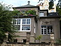 Landhaus mit Stützmauer, dazu Pforte und Pergola