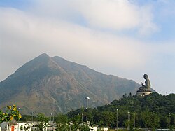 Lantau Peak, v popředí Tian Tan Buddha