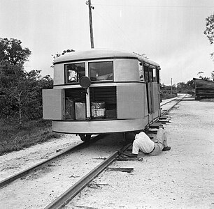 Reparatur an einem Schienenbus, Lawabahn (1947)