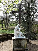 Le calvaire avec une statue de Pietà.