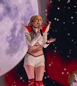 Luna esiintymässä vuoden 2024 Eurovision laulukilpailussa toukokuussa.