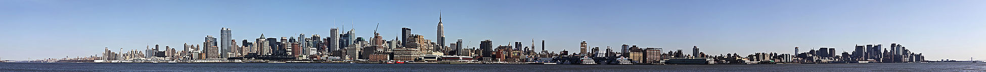 Toàn cảnh phía Tây Manhattan, quận lâu đời và đông dân nhất trong 5 quận của thành phố New York, tiểu bang New York, Hoa Kỳ. Tầm nhìn qua sông Hudson cách 20 dặm (32 km) tại thành phố Hoboken, quận Hudson, tiểu bang New Jersey.