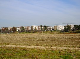 大津川流域より望む大津ケ丘団地