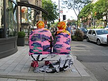 Galerie NuEdge, rue Sherbrooke, Montréal. Olek a ajouté une seconde peau sur une sculpture existante.