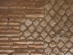 Mur en opus reticulatum et briques.