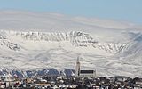 Vy över centrala Reykjavik med Hallgrímskirkja.