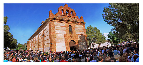 Panorámica de la procesión en torno al Santuario del Monte en el año 2008.