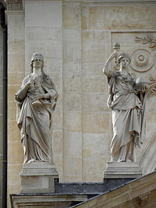 À gauche : La Religion (1875), Paris, chapelle de la Sorbonne, fronton de la façade septentrionale.