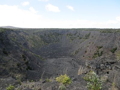 לוע פאואהי (Pauahi Crater) שהתפרץ לאחרונה ב-1979. קוטרו 100 מטרים ועומקו 150 מטרים