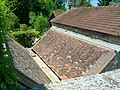 Le lavoir de la fontaine Saint-Pierre, rue de la vielle Église. Situé en dessous du niveau de la route, il est accessible moyennant un plan incliné.