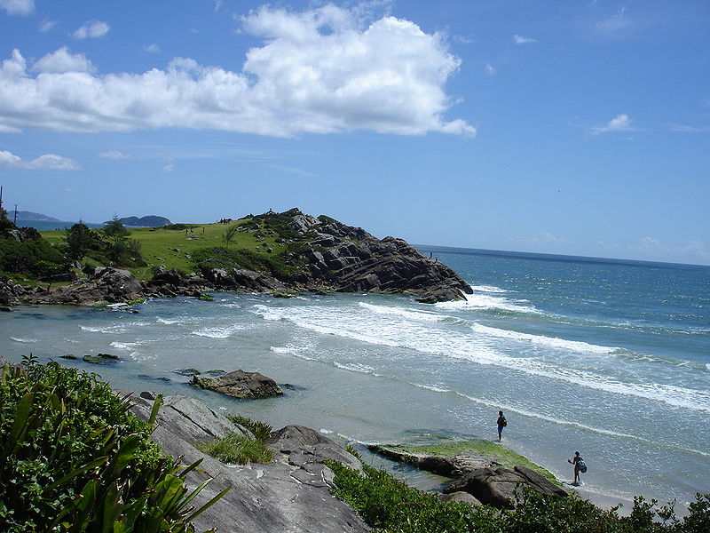 File:Praia de Matadeiro e ilha da Armação.JPG