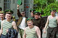 חיילים לשעבר במשמר הגבול הרוסי בחולצות טלניאשקה ירוקות חוגגים את יום משמר הגבול.