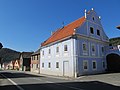 Haus Nr. 85, an der nordwestlichen Ecke des Platzes