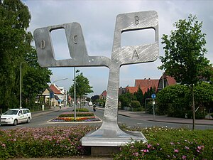 Reckenfeld, sculptuur op een rotonde die schematisch het ontstaan van het dorp symboliseert