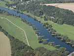 Hövder i floden Ruhr mellan Hattingen och Bochum i Tyskland