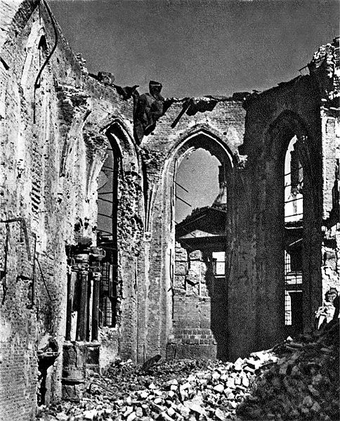 Ruine de la cathédrale de Varsovie en 1945.