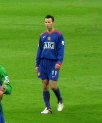 Ryan Giggs in campo con la maglia della sua squadra il Manchester United.