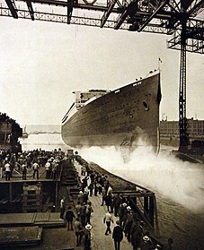 Photographie de l'entrée de la proue du Bismarck dans l'eau.