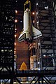 Montáž zostavy raketoplánu Discovery pre misiu STS-116 vo vnútri budovy, 1. november 2006