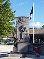 Le monument aux morts à proximité de la mairie (août 2015)