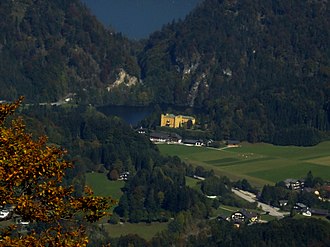 Einschartung der Scharflinger Höhe, davor Schloss Hüttenstein und der Krotensee