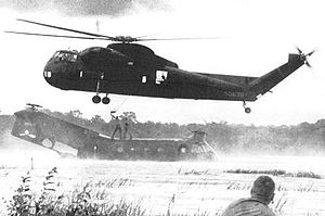CH-37 zvedá vrtulník Piasecki H-21