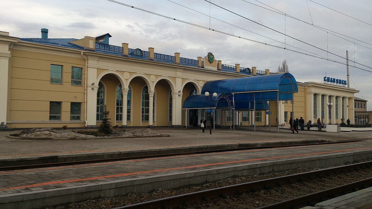 http://upload.wikimedia.org/wikipedia/commons/thumb/9/95/Sloviansk_Railway_Station.jpg/1280px-Sloviansk_Railway_Station.jpg