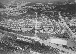 Luchtfoto uit het oosten met rechts van de wijk het metrostation en achter de wijk Gubbängen in 1959